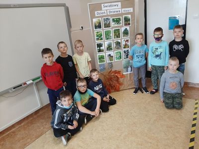 Chłopcy z klasy pierwszej przy wystawie drzew. 