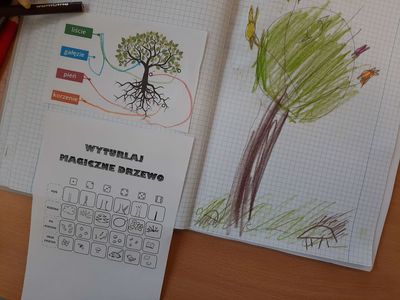 Prace pierwszaków z Malechowa - wyturlaj magiczne drzewo. 