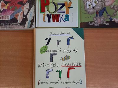 Cztery książki, których fragmenty czytali rodzice pierwszaków z Malechowa. 
