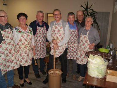 Uczestnicy Skarbnicy Kultury Wiejskiej w Niemicy pozują do zdjęcia z ukiszoną kapustą.