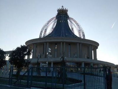 Na pierwszym planie wyjątkowy obiekt sakralny - Sanktuarium Maryi Panny o. Tadeusza Rydzyka.