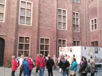 Uczestnicy wycieczki do Torunia, członkowie KGW Sulechówko na dziedzińcu przedzamcza.