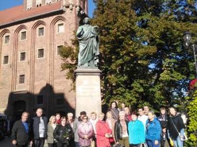 Członkowie KGW  Sulechówko pozują do zdjęcia podczas wycieczki w Toruniu.
