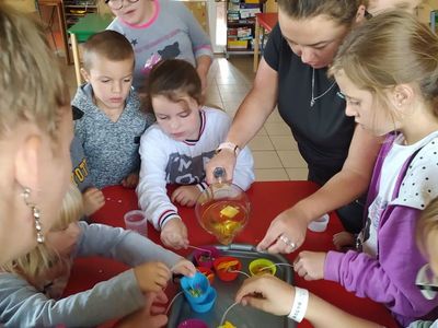 Dzieci z Placówki Wsparcia Dziennego w Laskach robią aromatyczne świeczki.
