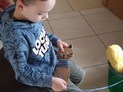 Zajęcia manualne w Placówce Wsparcia Dziennego w Kosierzewie.
