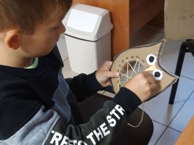 Chłopiec z PWD w Kosierzewie przygotowuje sówkę. 
