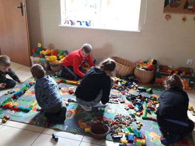 Zabawy na dywaniku w Placówce Wsparcia Dziennego w Kosierzewie.
