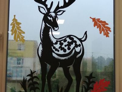 Witraż okienny -  Jeleń wśród dębowych liści.