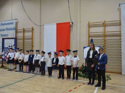 Rozpoczęcie uroczystego ślubowania w Szkole Podstawowej im. Noblistów Polskich w Niemicy.