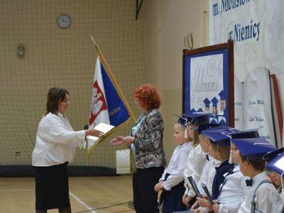 Wręczenie aktu mianowania klasy pierwszej dla wychowawcy w Szkole Podstawowej im. Noblistów Polskich w Niemicy. 
