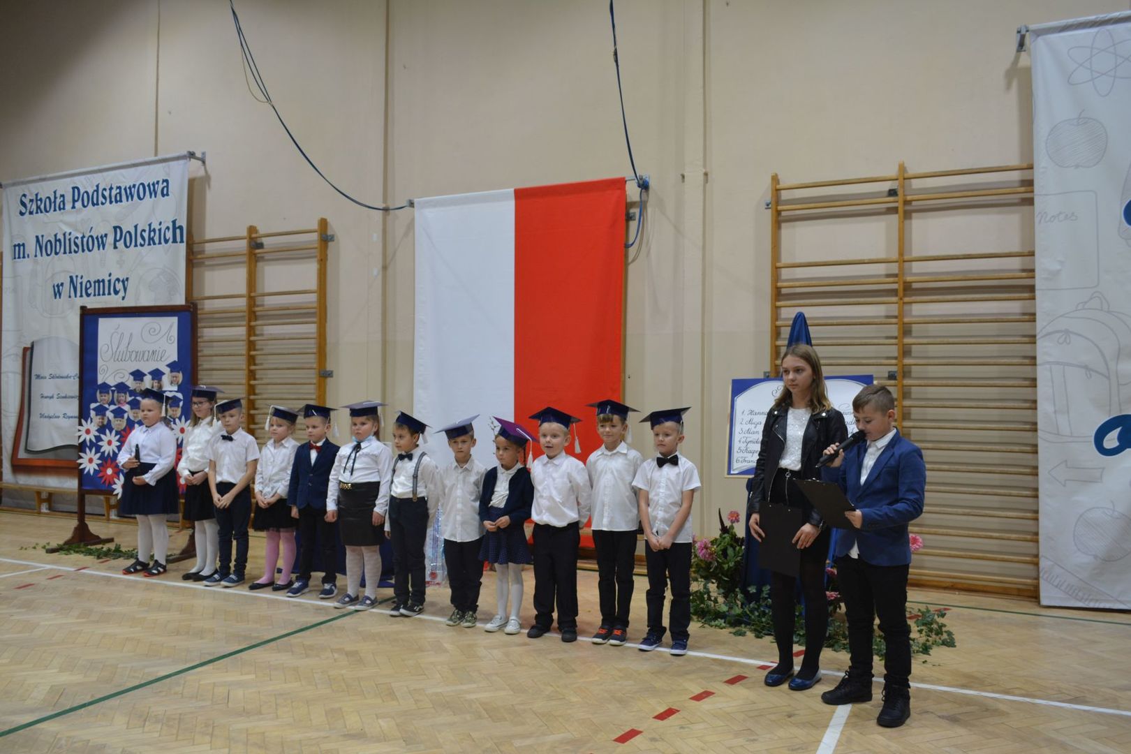 Rozpoczęcie uroczystego ślubowania w Szkole Podstawowej im. Noblistów Polskich w Niemicy.