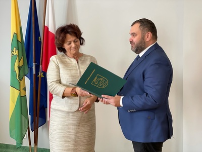 Wójt Gminy Malechowo wręcza nagrodę nauczycielce SP Lejkowo.