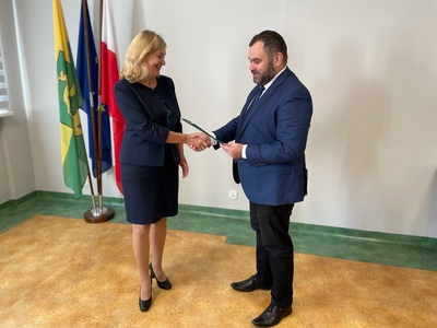 Wójt Gminy Malechowo wręcza nagrodę dyrektorowi SP w Lejkowie.