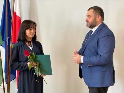 Wójt Gminy Malechowo wręcza nagrodę nauczycielce SP Niemica.