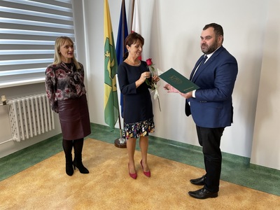 Wójt Gminy Malechowo wręcza nagrodę dyrektorowi oraz nauczycielce ZS w Ostrowcu.