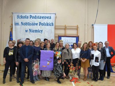Pamiątkowe zdjęcie z okazji Dnia Edukacji Narodowe.
