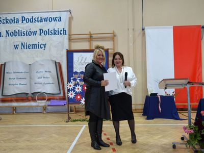 Dyrektor Iwona Nowak-Gancarz wręcza Nagrodę Dyrektora Szkoły.
