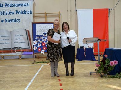 Dyrektor Iwona Nowak-Gancarz wręcza Nagrodę Dyrektora Szkoły.
