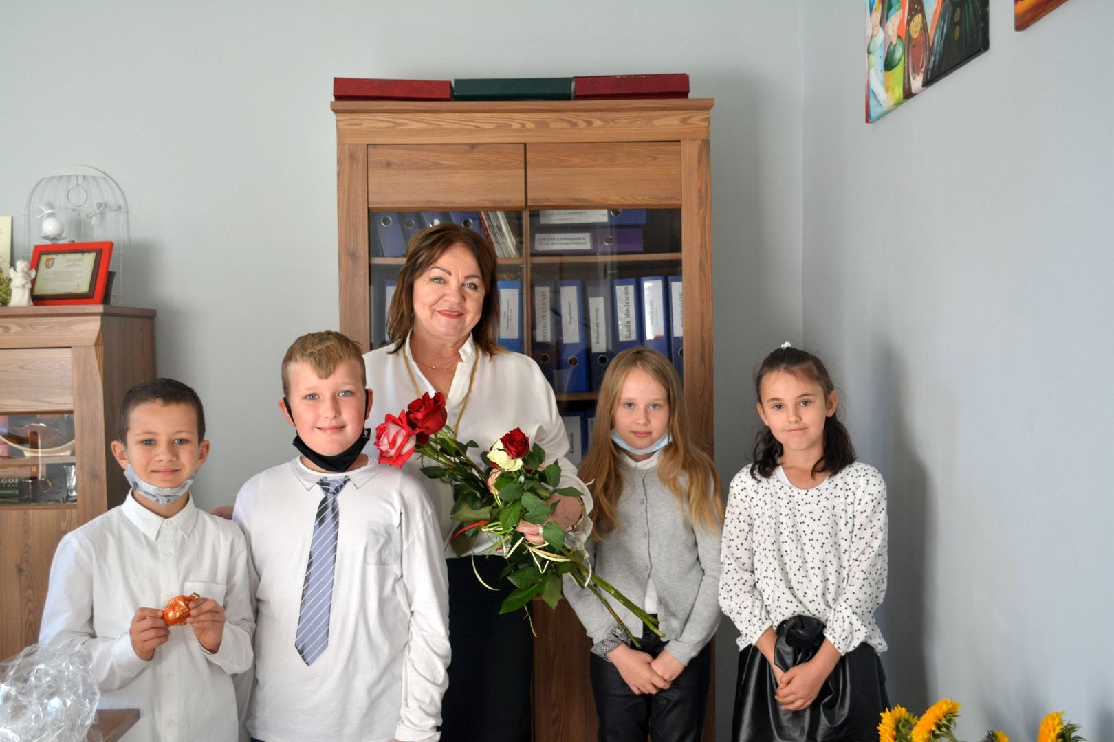Dyrektor przyjmuje życzenia od uczniów Szkoły Podstawowej im. Noblistów Polskich w Niemicy.