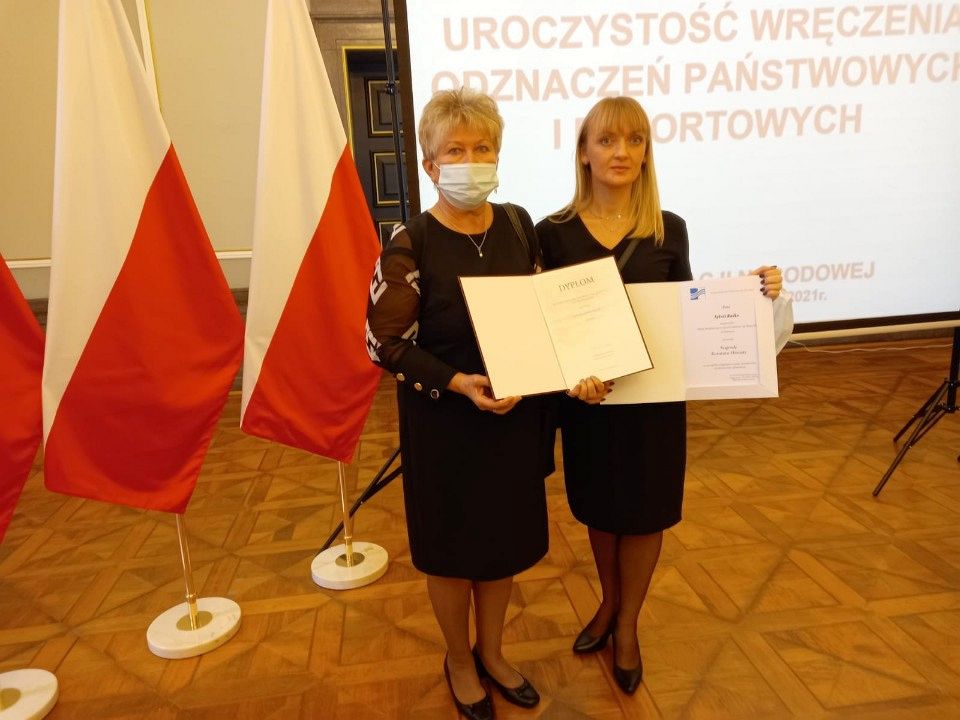 Nagrodzone nauczycielki z Zespołu Szkół w Ostrowcu pozują z listami gratulacyjnymi.