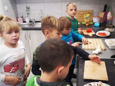 Dzieci z Placówki Wsparcia Dziennego w Kusicach przygotowują pizzę.