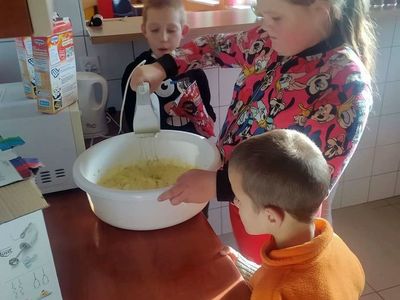 2.Dzieci robią czekoladowe babeczki.
