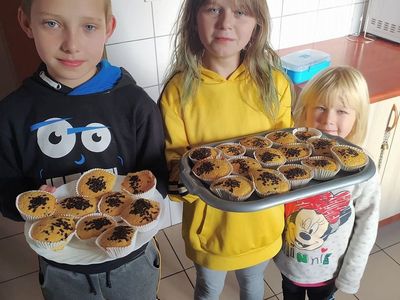 Dzieci z Placówki Wsparcia Dziennego w Laskach prezentują czekoladowe babeczki.
