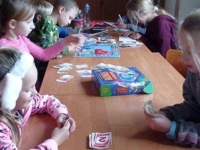 Dzieci z Placówki Wsparcia Dziennego w Ostrowcu podczas gier planszowych.
