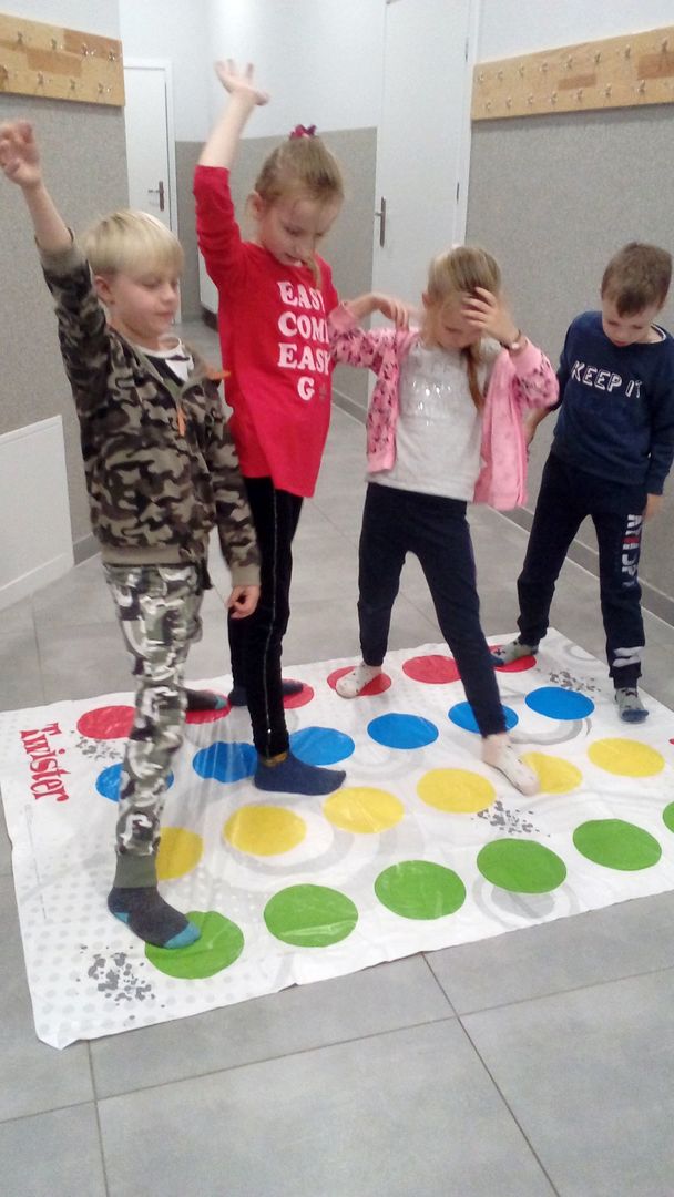 Dzieci z Placówki Wsparcia Dziennego w Ostrowcu podczas zabaw.
