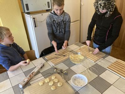 Dzieci z Placówki Wsparcia Dziennego w Święcianowie w trakcie wykonywania ciasteczek maślanych.