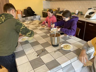Dzieci z Placówki Wsparcia Dziennego w Święcianowie w trakcie degustacji spaghetti.