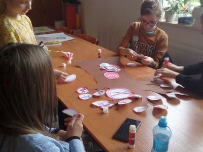 Dzieci z Ostrowca podczas wykonywania pracy plastycznej.