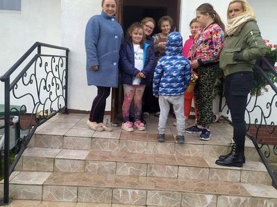 Dzieci z Placówki Wsparcia Dziennego w Laskach wraz z wychowawczyniami w odwiedzinach u seniorki z Lasek.