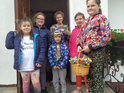 Dzieci z Placówki Wsparcia Dziennego w Laskach w odwiedzinach u seniorki z Lasek.