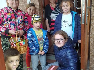 Dzieci w odwiedzinach u seniorki z Lasek.
