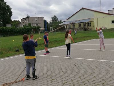 Duża skakanka w wykonaniu dzieci z Placówki Wsparcia Dziennego w Pękaninie.

