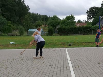 Zawody w skakaniu w wykonaniu dzieci z Placówki Wsparcia Dziennego w Pękaninie.