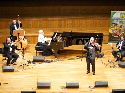 Muzycy w Filharmonii Koszalińskiej podczas Koncertu Wiedeńskiego z okazji Dnia Seniora.