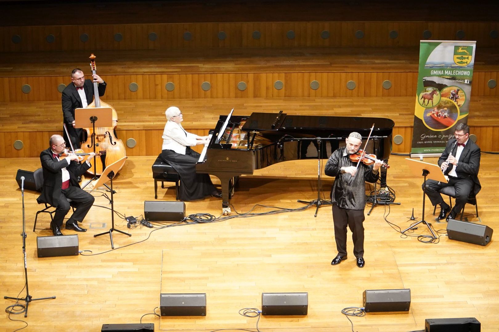 Muzycy w Filharmonii Koszalińskiej podczas Koncertu Wiedeńskiego z okazji Dnia Seniora.