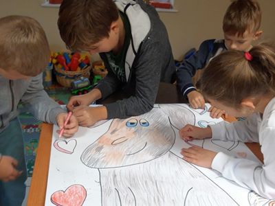 Dzieci z Placówki Wsparcia Dziennego w Kosierzewie podczas kolorowania kundelka.