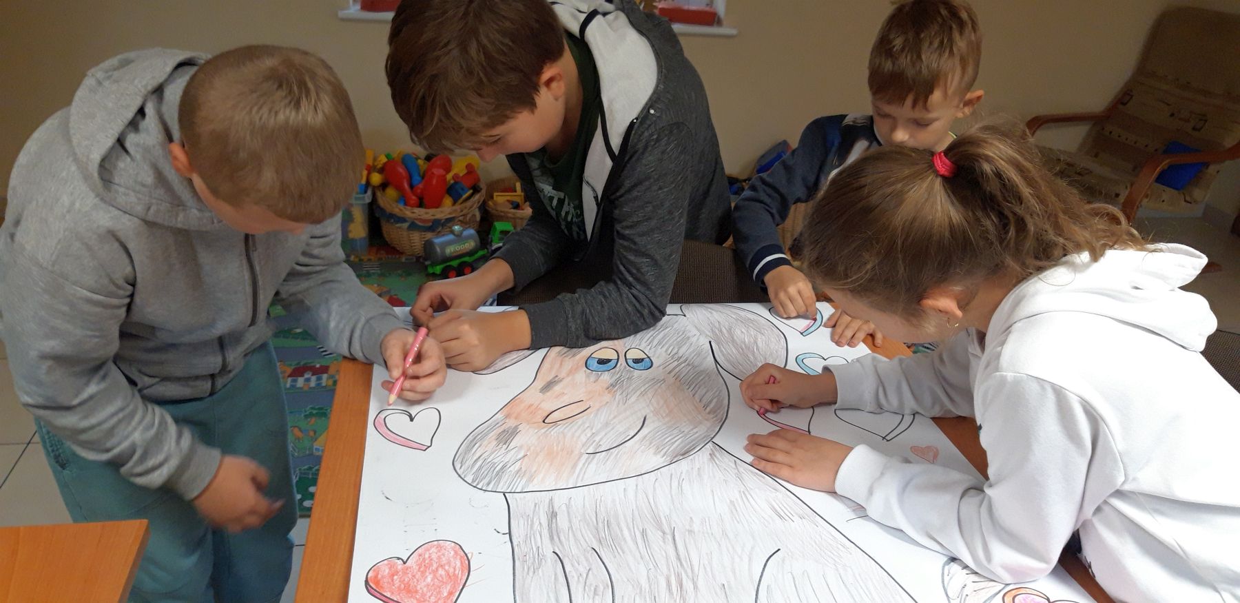 Dzieci z Placówki Wsparcia Dziennego w Kosierzewie podczas kolorowania kundelka.