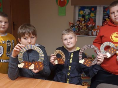 Chłopcy z Kosierzewa prezentują jesienne ozdoby.