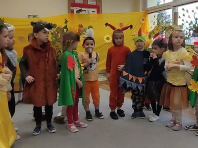 Dzieci z Ostrowca podczas inscenizacji dotyczącej jesieni.