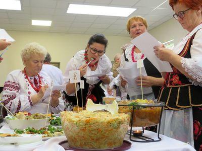 Uczestnicy konkursu kulinarnego i jury podczas degustacji przygotowanych potraw konkursowych.