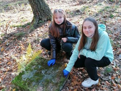 Uczennice klasy szóstej porządkują poniemieckie nagrobki.