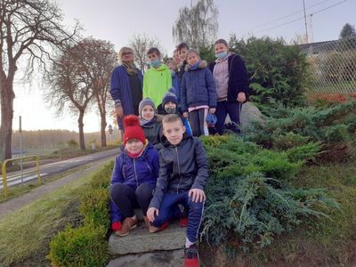 Danuta Rosiak wraz z uczniami klasy czwartej przy obelisku Kazimierza Górskiego.