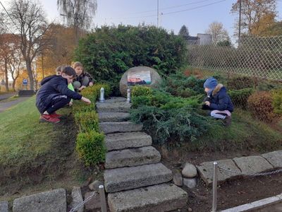 Porządkowanie terenu przy obelisku Kazimierza Górskiego.