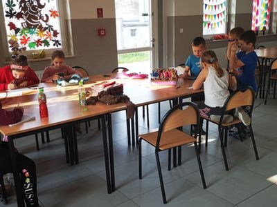 Dzieci z Kusic podczas przygotowywania papierowych lampionów.