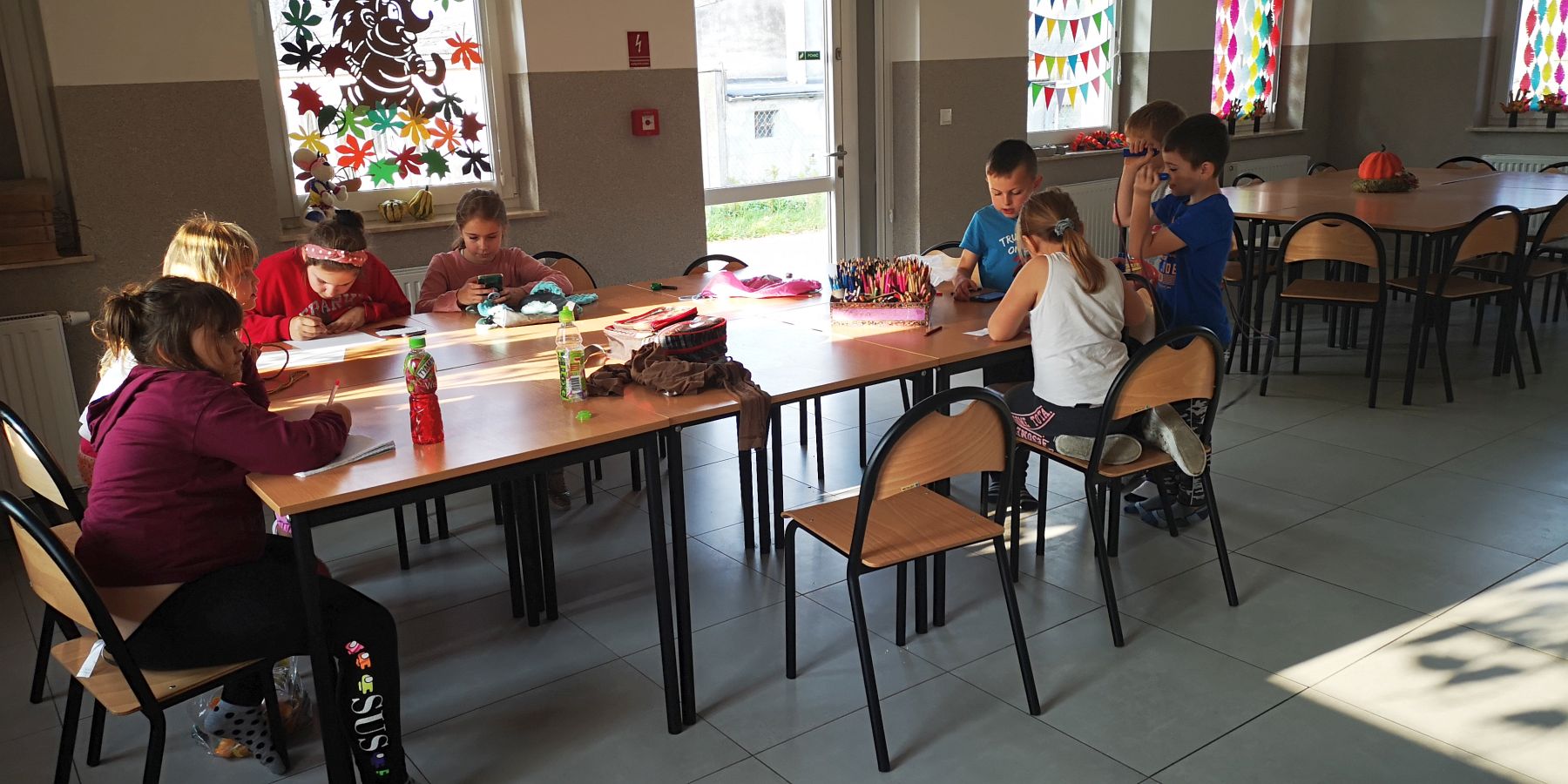 Dzieci z Kusic podczas przygotowywania papierowych lampionów.
