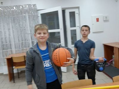 Dwaj chłopcy z PWD Przystawy z akcesoriami sportowymi.